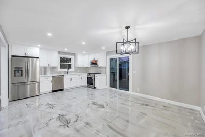/international/us/27-ash-street-central-islip-ny-110104922844/
