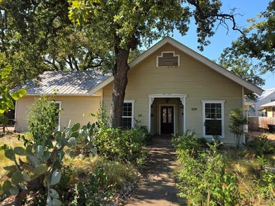/international/us/109-w-travis-st-fredericksburg-tx-110103030185/