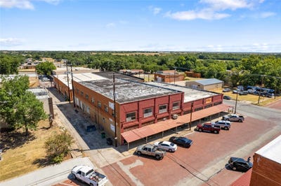 /international/us/115-e-pecan-street-coleman-tx-110104308805/