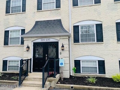 /international/us/228-middletown-square-louisville-ky-110100569224/