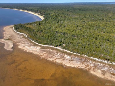 /international/us/us-2-highway-manistique-mi-110108472374/