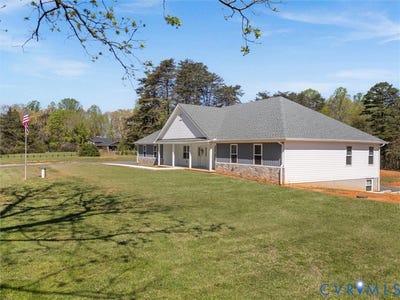 /international/us/143-high-school-road-buckingham-va-110107213884/