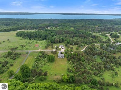 /international/us/9791-paradise-hills-drive-central-lake-mi-110100614679/
