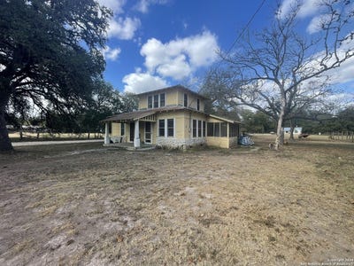/international/us/third-street-leakey-tx-110104537244/