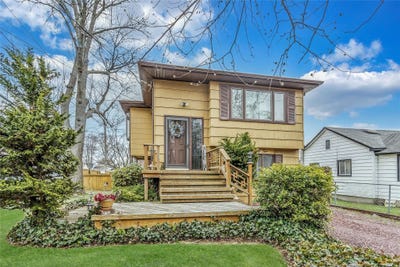 /international/us/132-lake-drive-copiague-ny-110098682449/