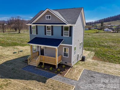/international/us/497-waters-road-hendersonville-nc-110106691946/