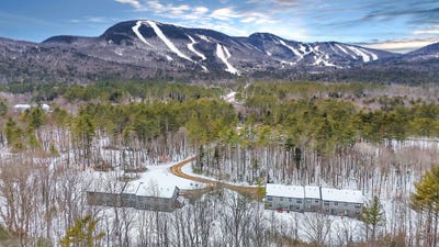 /international/us/12-lodgepole-lane-newry-me-110105632776/