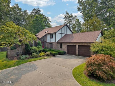 /international/us/14-bittersweet-lane-clifton-park-ny-110101395764/