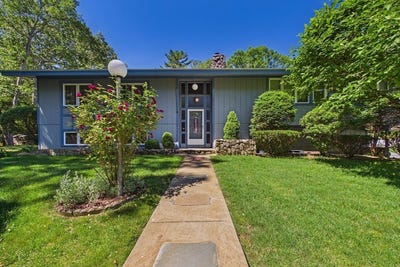 /international/us/103-brown-street-dartmouth-ma-110108802676/