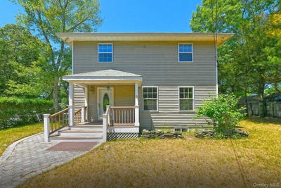 /international/us/208-lake-drive-patchogue-ny-110108854588/