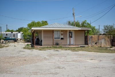 /international/us/150-piloncillo-drive-carrizo-springs-tx-110098587515/