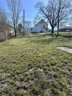 /international/us/618-locust-street-eudora-ks-110106471457/