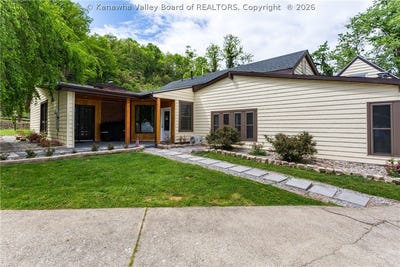 /international/us/154-strawberry-road-st-albans-wv-110107540395/