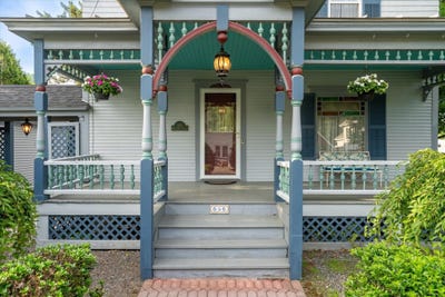 /international/us/656-main-street-chester-vt-110100355823/