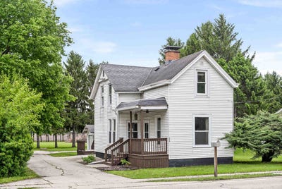 /international/us/209-s-division-street-stanford-il-110107874205/