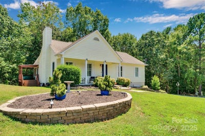 /international/us/12017-baywoods-drive-tega-cay-sc-110100978391/