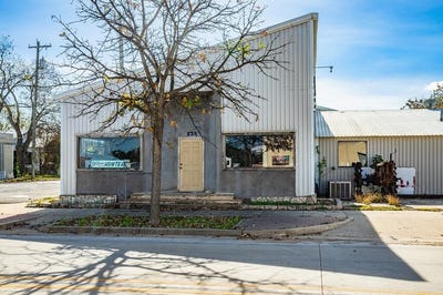 /international/us/301-w-main-st-rocksprings-tx-110106301551/