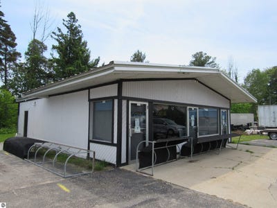 /international/us/1131-w-lake-street-tawas-city-mi-110092409388/