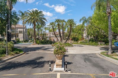 /international/us/24109-e-del-monte-dr-valencia-ca-110106767382/