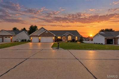 /international/us/1805-summerfield-lane-godfrey-il-110119958819/