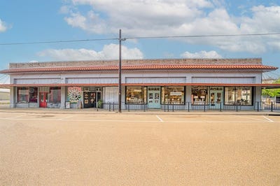 /international/us/114-e-elm-winnsboro-tx-110098752094/