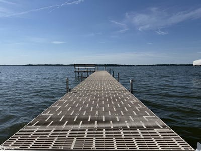 /international/us/4641-n-shore-drive-clear-lake-ia-110097792693/