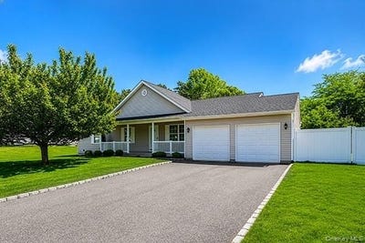 /international/us/11-winterberry-drive-middle-island-ny-110108340232/