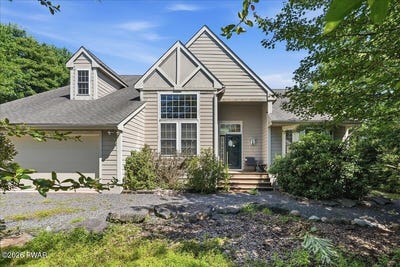 /international/us/133-conifer-lane-pocono-pines-pa-110109989769/
