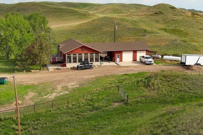 /international/us/12386-county-road-342a-sidney-mt-110101028436/