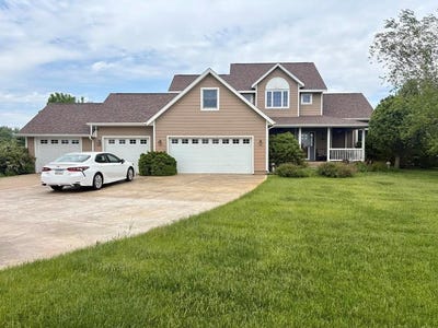 /international/us/110-spring-valley-dr-livermore-ia-110108221955/
