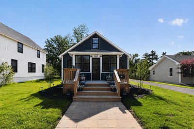 /international/us/408-n-elm-street-three-oaks-mi-110108494851/