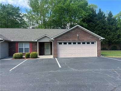 /international/us/405-pinefield-place-thomasville-nc-110107314740/