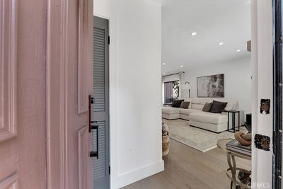 /international/us/21931-burbank-boulevard-woodland-hills-ca-110110323706/