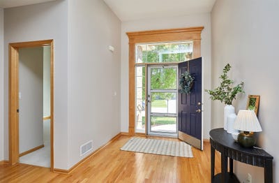 /international/us/3500-152nd-street-urbandale-ia-110108071210/