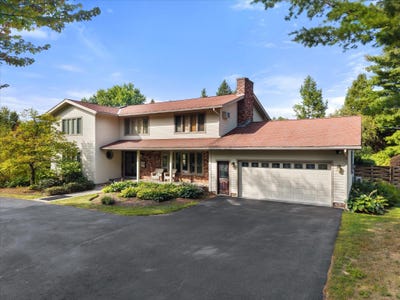 /international/us/808-essex-street-bangor-me-110120741214/