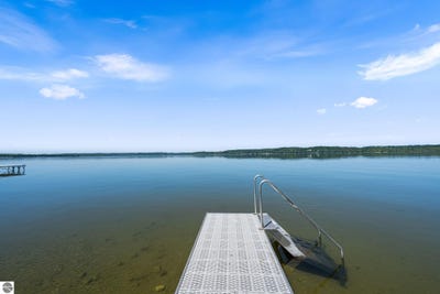 /international/us/8440-s-lakeview-road-traverse-city-mi-110108573740/