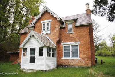 /international/us/84-richmond-avenue-hoosick-falls-ny-110100372593/