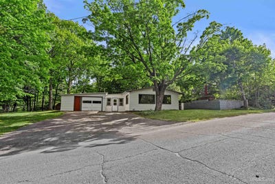 /international/us/115-calverley-avenue-houghton-mi-110108571576/