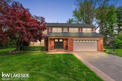 /international/us/911-lamppost-bloomfield-hills-mi-110108342176/