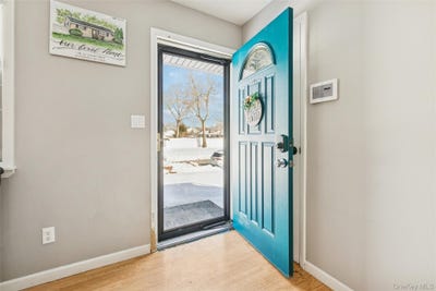 /international/us/18-w-court-drive-centereach-ny-110105315404/