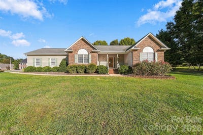 /international/us/1119-edgefield-lane-newton-nc-110120449445/