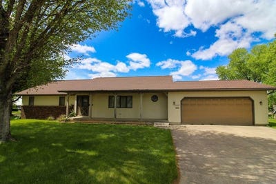 /international/us/1107-12th-street-grundy-center-ia-110106557741/