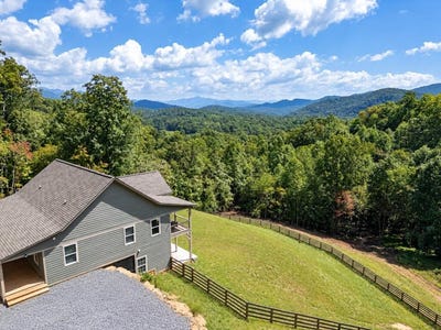 /international/us/280-wild-berry-ln-hayesville-nc-110110216378/