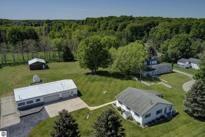 /international/us/2072-e-potter-road-traverse-city-mi-110108678457/