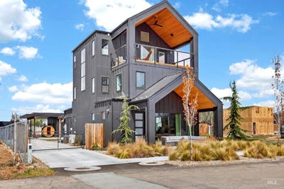 /international/us/114-e-33rd-st-boise-id-110106952295/