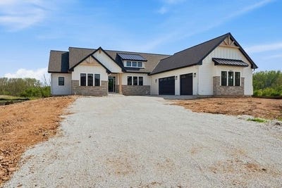 /international/us/9401-w-huntington-dr-mequon-wi-110105385095/