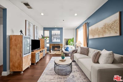 /international/us/6938-laurel-canyon-blvd-north-hollywood-ca-110106694815/