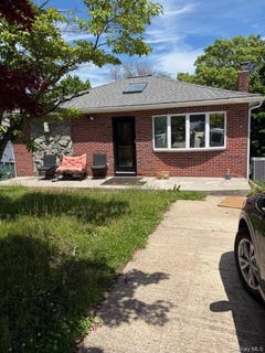 /international/us/13-gores-drive-mastic-ny-110106252598/