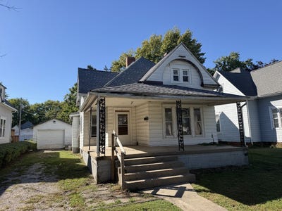 /international/us/10-n-oak-street-villa-grove-il-110110397673/