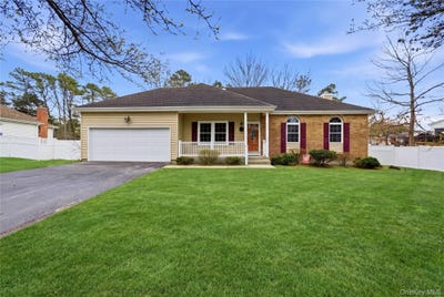 /international/us/33-timber-ridge-drive-coram-ny-110107276021/
